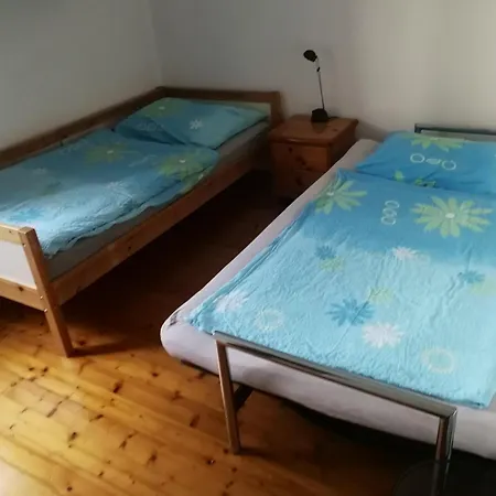 Doppelhaushaelfte Mit Garten Apartament