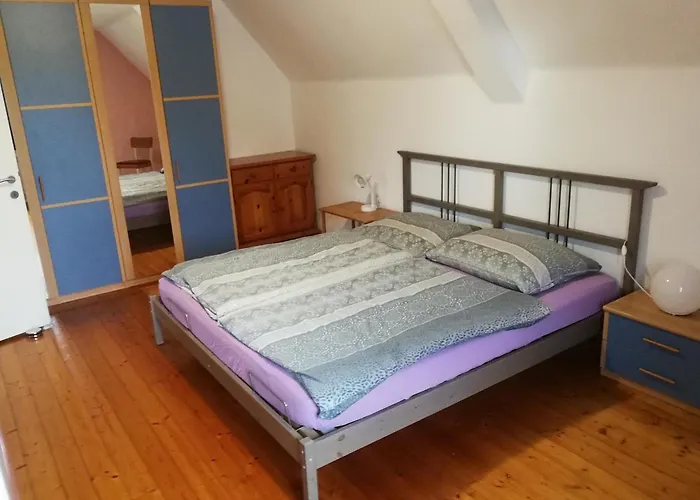 Doppelhaushaelfte Mit Garten Lägenhet