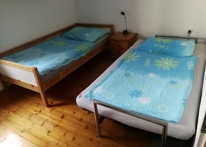 Doppelhaushaelfte Mit Garten Lägenhet